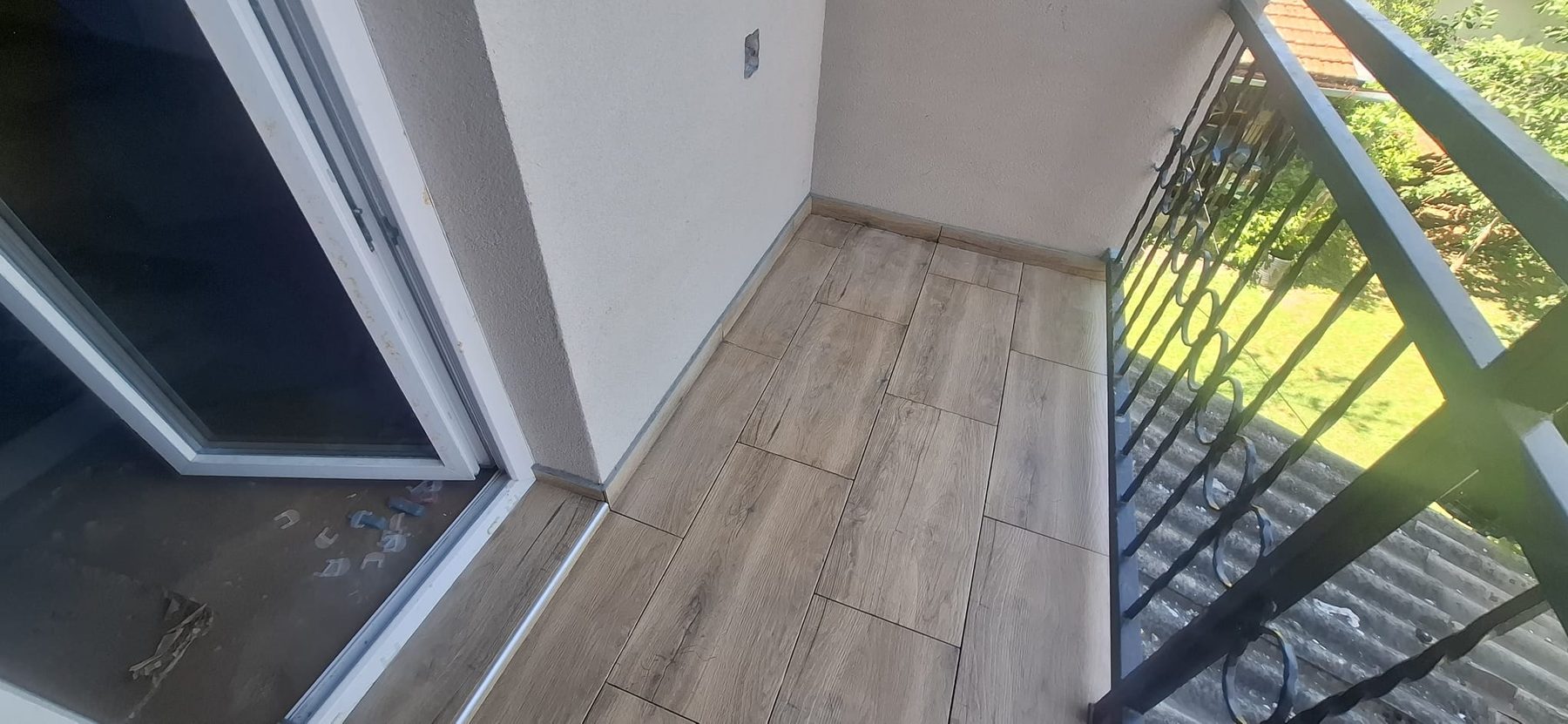 Balkon sa pločicama imitacije drveta